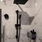 Beautiful Self Contained With Garden Апартаменты