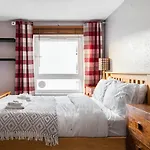 Lovely 1-bedroom With Balcony In West End * Glasgow