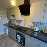 West End Hidden Gem - Modern 2-bedroom With Residents Patio * Glasgow