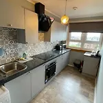 Lägenhet West End Hidden Gem - Modern 2-bedroom With Residents Patio *