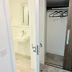 Σπίτι διακοπών Executive Triplex House, 3 Bedroom 3 Bathrooms 1 Living Kitchen - Huge Terrace For Master Bedroom - Private E Parking Lez Congestion Zone Free - Garden - 5 Mins Drive To Centre Station