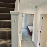 Executive Triplex House, 3 Bedroom 3 Bathrooms 1 Living Kitchen - Huge Terrace For Master Bedroom - Private E Parking Lez Congestion Zone Free - Garden - 5 Mins Drive To Centre Station Σπίτι διακοπών *