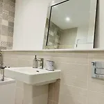 Executive Triplex House, 3 Bedroom 3 Bathrooms 1 Living Kitchen - Huge Terrace For Master Bedroom - Private E Parking Lez Congestion Zone Free - Garden - 5 Mins Drive To Centre Station Γλασκώβη