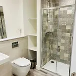 Executive Triplex House, 3 Bedroom 3 Bathrooms 1 Living Kitchen - Huge Terrace For Master Bedroom - Private E Parking Lez Congestion Zone Free - Garden - 5 Mins Drive To Centre Station * Γλασκώβη