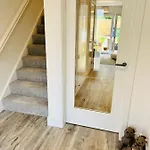 Executive Triplex House, 3 Bedroom 3 Bathrooms 1 Living Kitchen - Huge Terrace For Master Bedroom - Private E Parking Lez Congestion Zone Free - Garden - 5 Mins Drive To Centre Station * Γλασκώβη