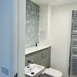 Executive Triplex House, 3 Bedroom 3 Bathrooms 1 Living Kitchen - Huge Terrace For Master Bedroom - Private E Parking Lez Congestion Zone Free - Garden - 5 Mins Drive To Centre Station Γλασκώβη