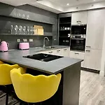 Executive Triplex House, 3 Bedroom 3 Bathrooms 1 Living Kitchen - Huge Terrace For Master Bedroom - Private E Parking Lez Congestion Zone Free - Garden - 5 Mins Drive To Centre Station Σπίτι διακοπών Γλασκώβη