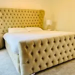 Executive Triplex House, 3 Bedroom 3 Bathrooms 1 Living Kitchen - Huge Terrace For Master Bedroom - Private E Parking Lez Congestion Zone Free - Garden - 5 Mins Drive To Centre Station Σπίτι διακοπών *