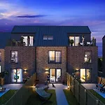 Executive Triplex House, 3 Bedroom 3 Bathrooms 1 Living Kitchen - Huge Terrace For Master Bedroom - Private E Parking Lez Congestion Zone Free - Garden - 5 Mins Drive To Centre Station Σπίτι διακοπών *