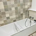 Executive Triplex House, 3 Bedroom 3 Bathrooms 1 Living Kitchen - Huge Terrace For Master Bedroom - Private E Parking Lez Congestion Zone Free - Garden - 5 Mins Drive To Centre Station * Γλασκώβη