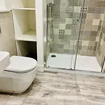 Executive Triplex House, 3 Bedroom 3 Bathrooms 1 Living Kitchen - Huge Terrace For Master Bedroom - Private E Parking Lez Congestion Zone Free - Garden - 5 Mins Drive To Centre Station Σπίτι διακοπών Γλασκώβη