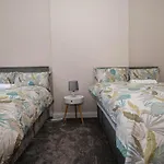 Daire 4 Bedrooms Homely House - Sleeps 6 Comfortably With 6 Double Beds,glasgow, Free Street Parking, Business Travellers, Contractors, & Holiday-goers, Near Major Transport Links In & Centre, Perfect For Common Wealth Games 2026 *