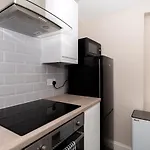 Daire 4 Bedrooms Homely House - Sleeps 6 Comfortably With 6 Double Beds,glasgow, Free Street Parking, Business Travellers, Contractors, & Holiday-goers, Near Major Transport Links In & Centre, Perfect For Common Wealth Games 2026 *