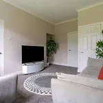 Daire 4 Bedrooms Homely House - Sleeps 6 Comfortably With 6 Double Beds,glasgow, Free Street Parking, Business Travellers, Contractors, & Holiday-goers, Near Major Transport Links In & Centre, Perfect For Common Wealth Games 2026 Glasgow