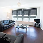 The Spires Serviced דירה