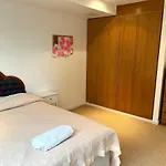Spacious Queen Bed Centre Penthouse With Balcony - Homeshare - Live In Host *