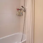 Spacious Queen Bed Centre Penthouse With Balcony - Homeshare - Live In Host