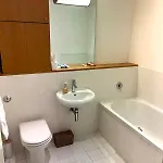 Spacious Queen Bed Centre Penthouse With Balcony - Homeshare - Live In Host Ubytování v soukromí Glasgow