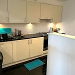 Spacious Queen Bed Centre Penthouse With Balcony - Homeshare - Live In Host Ubytování v soukromí *