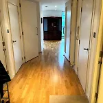 Spacious Queen Bed Centre Penthouse With Balcony - Homeshare - Live In Host Ubytování v soukromí *