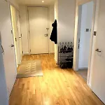 Ubytování v soukromí Spacious Queen Bed Centre Penthouse With Balcony - Homeshare - Live In Host