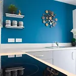 Дом отдыха Stylish House With Private Parking