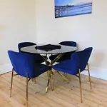 Beautiful & Spacious 2 Bed In West End