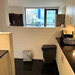 Ubytování v soukromí Spacious Queen Bed Centre Penthouse With Balcony - Homeshare - Live In Host Glasgow