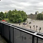 Spacious Queen Bed Centre Penthouse With Balcony - Homeshare - Live In Host Ubytování v soukromí Glasgow