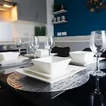 Дом отдыха Stylish House With Private Parking Глазго