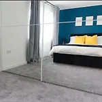 Stylish House With Private Parking Дом отдыха