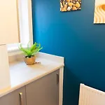 Дом отдыха Stylish House With Private Parking *