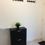 Stylish House With Private Parking *