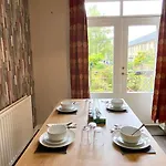 The Naburn - 3 Bed House With Free Parking & Close To Centre Tatil Evi Glasgow