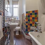 Daire Beautiful, Traditional 2 Bed Flat W Free Parking - Pass The Keys