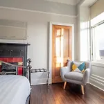 Daire Beautiful, Traditional 2 Bed Flat W Free Parking - Pass The Keys *