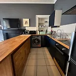 Garnethill Charm 3 Bed Flat גלאזגו