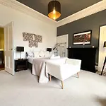 Garnethill Charm 3 Bed Flat גלאזגו