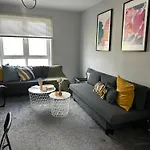 Cosy Stylish Glasgow Home, Seperate Entrance *