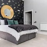 Beautiful 4 Bed Flat In Perfect Location Апартаменты