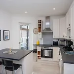 Bright Flat With Balcony And Free Parking * グラスゴー