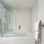 Riverside Retreat With Spectacular Views דירה