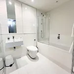 Riverside Retreat With Spectacular Views דירה *