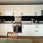 Riverside Retreat With Spectacular Views דירה