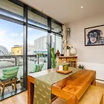 Appartement Luxury Huge Modern Open Plan 2bedroom Flat - Free Private Parking & Balcony Located At The Ovo Hydro And Sec Centre