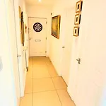 La Casita, Your Away From - Free Parking דירה