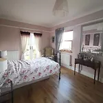 Beautiful Self Contained With Garden Апартаменты *