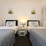 Signature - Glen Lee House גלאזגו