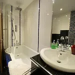 Stunning 3 Bedroom House With 2 Bathrooms غلاسغو