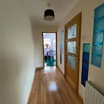 Stunning 3 Bedroom House With 2 Bathrooms * غلاسغو